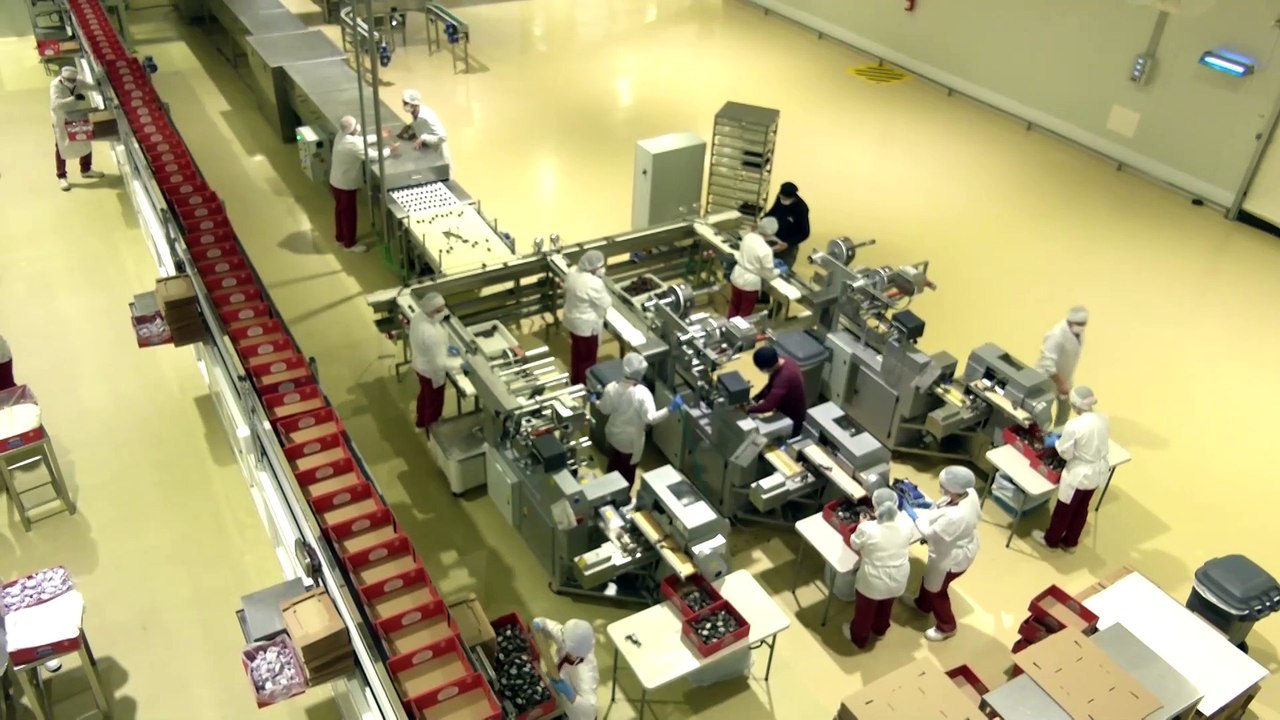 Moreno anima desde Estepa a los andaluces a consumir dulces navideños hechos en la comunidad