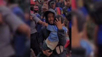 Indonesia, bimbo di sei anni salvato dalle macerie del sisma