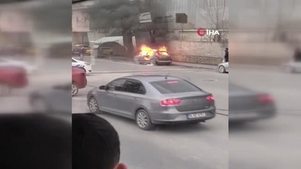 Büyükçekmece'de park halindeki araç, alev topuna döndü