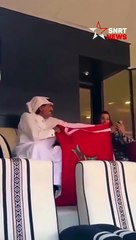 الشيخ حمد بن خليفة يحمل العلم المغربي