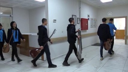 Öğrenciler söyledikleri şarkılarla diyaliz hastalarına moral verdi