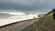 Las olas de cinco metros que han inundado el Paseo Nuevo de San Sebastián