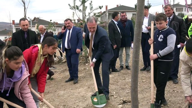 İnegöl'ün bu mahallesinde fidanlar toprakla buluştu