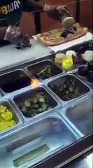 Une employé de  Subway s'endort sur son sandwich