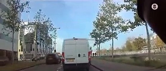 Il fait le kéké  et sort de sa voiture... sans mettre le frein. FAIL