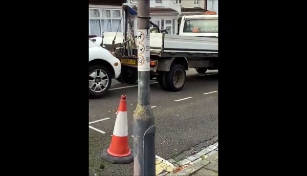Ce dépanneur emporte une voiture d'une façon incroyable