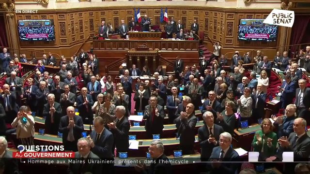 Le Sénat rend hommage aux maires ukrainiens présents dans la tribune de l’hémicycle