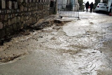 KUŞADASI'NDA SAĞANAK; YOLLAR DEREYE DÖNDÜ, ÇUKURLAR OLUŞTU