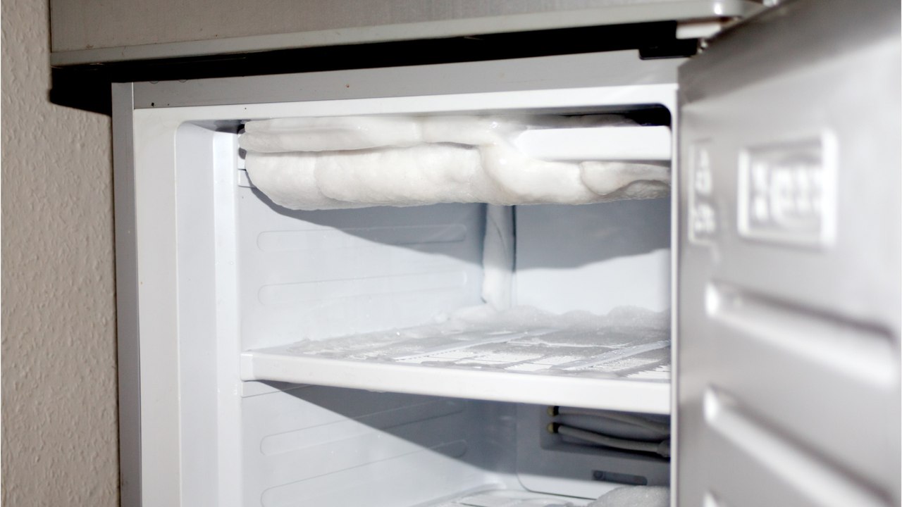 Winter-tipp zum stromsparen: gefriertruhe an kalten tagen abtauen