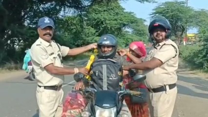 बड़वानी : पुलिस ने चलाया वाहन चेकिंग अभियान,नियम के पालन पर हुआ सम्मान