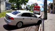 Condutora fica ferida após colidir contra poste na avenida Paraná, em Umuarama