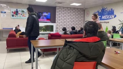 Evlerine girmeye çekinen vatandaşlar gençlik merkezlerinde misafir ediliyor