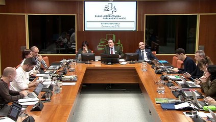 Estarrona (EH Bildu)  canta la canción a favor del etarra Kepa Parot retirada por EITB y Amaia Martínez (Vox) abandona una Comisión del Parlamento vasco