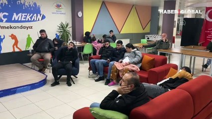 Düzce'de depremin ardından evlerine girmeye korkan vatandaşlar, gençlik merkezlerinde barınıyor