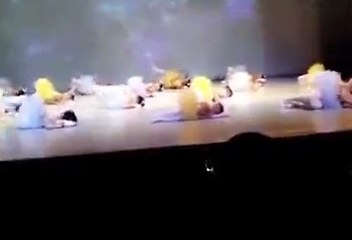 Criança viraliza ao dormir durante apresentação de balé em SP: “Acorda, Cecília”