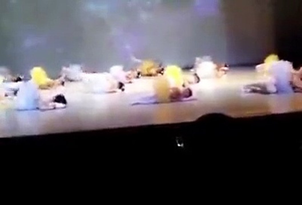Criança viraliza ao dormir durante apresentação de balé em SP: “Acorda, Cecília”