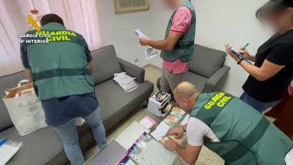 Agentes de la Guardia Civil durante un registro en el que intervinieron dinero en metálico.