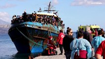 خفر السواحل اليوناني ينقذ مئات المهاجرين على مركب صيد جرفتها المياه قبالو تكريت