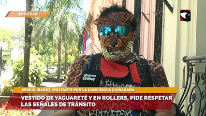 Vestido de yaguareté y en rollers, pide respetar las señales de tránsito