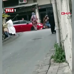 Birbirlerine sopa ve bıçakla saldıran yabancı uyruklular polisi görünce kaçmaya başladı