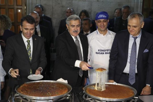 Hatay milletvekillerinden TBMM'de künefe ikramı