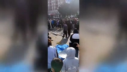 Violent protests at largest iPhone factory in China