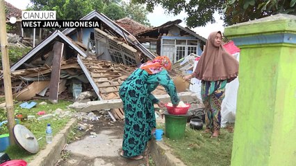 Survivors of deadly Indonesia quake cook and shower among debris