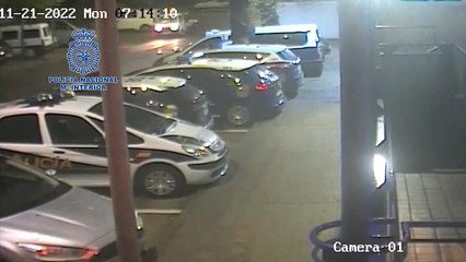 Un Policía Nacional auxilia a un bebé