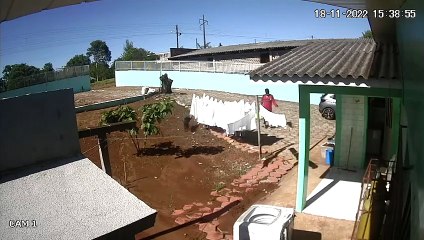 Homem invade berçário com facão, pega bebê no colo e ameaça professoras