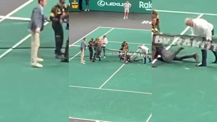 Dos activistas climáticos la lían en Málaga se intentan atar a la red en un partido de la Copa Davis