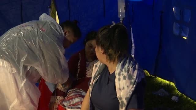 Una mujer da a luz en una tienda de campaña tras el terremoto de Indonesia