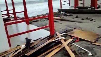 Maltempo Roma, mare danneggia 40 stabilimenti a Ostia