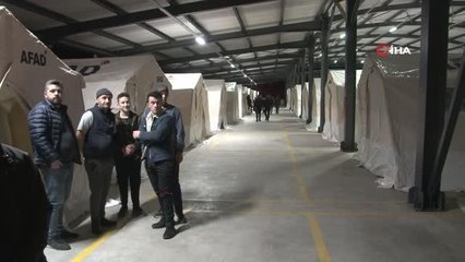 Depremzedeler için çadırkentler kuruldu, vatandaşlar ilk geceyi çadırlarda geçirecek