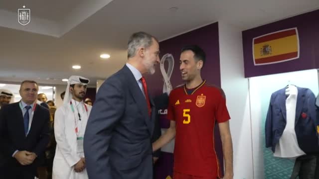 Felipe VI baja al vestuario a saludar a la selección tras su 7-0 ante Costa Rica