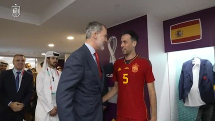 Felipe VI baja al vestuario a saludar a la selección tras su 7-0 ante Costa Rica