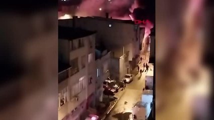 SULTANGAZİ'DE HURDALIKTA İŞÇİLERİN KALDIĞI KONTEYNERDE YANGIN