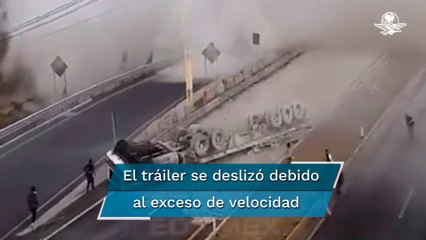 Captan aparatosa volcadura de tráiler que iba cargado de cemento en la carretera México–Veracruz