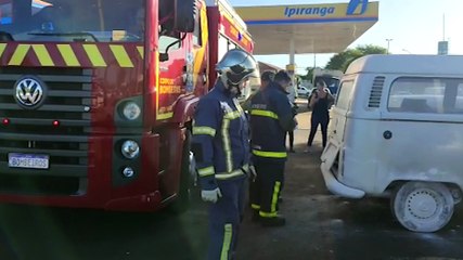 Corpo de Bombeiros apaga incêndio em Kombi no Pacaembu