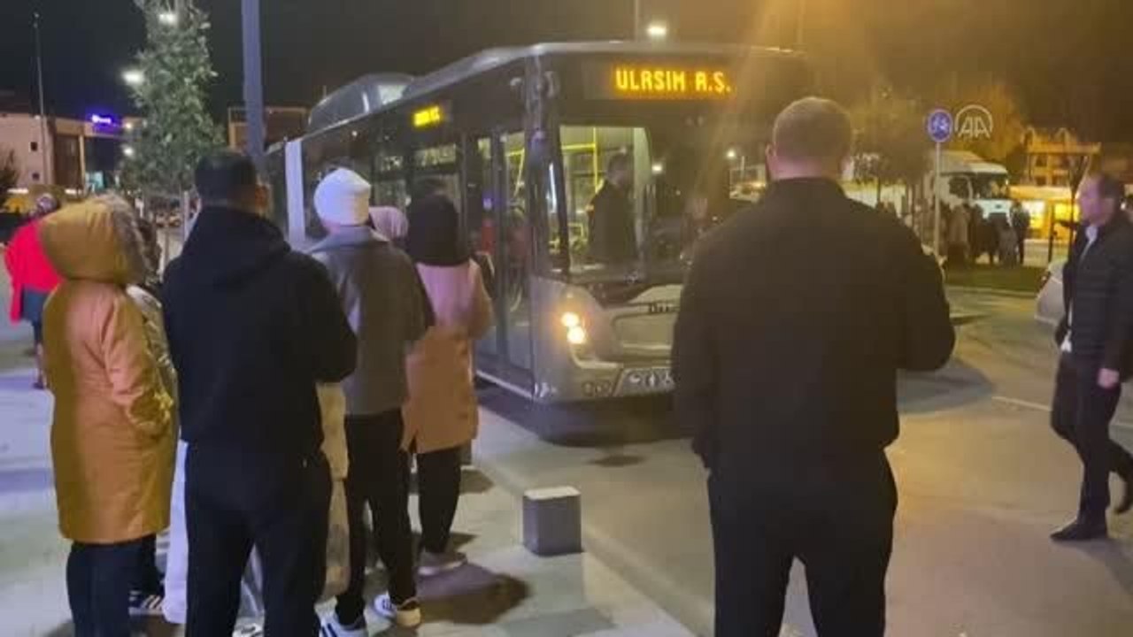 Evlerine giremeyen vatandaşlar, spor salonlarında konaklayacak