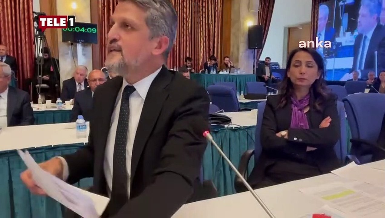 HDP'li Garo Paylan, Terör örgütü PKK'nın 2015'te Ceylanpınar'da evlerinde şehit edilen iki polis hakkında FETÖ bağlantısı iddiası ortaya attı. Paylan, Milli Savunma Bakanı Hulusi Akar, "Etrafınızdaki FETÖ'cüleri görmediniz. Ceylanpınar'da iki polisimiz öl