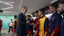 La efusiva felicitación de Felipe VI a la Selección tras su victoria en el debut del Mundial