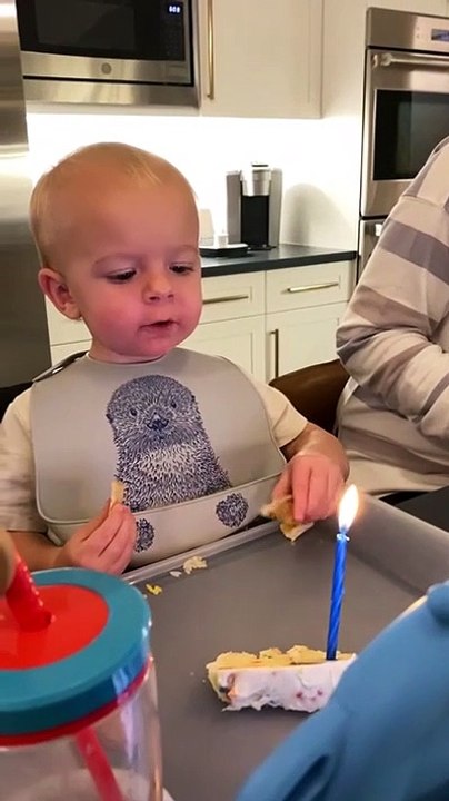 Hilarant : cet enfant n'arrive pas à souffler sa bougie d'anniversaire