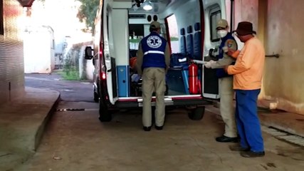 Homem fica ferido ao sofrer queda de trator na BR-277, no Trevo do Guarujá