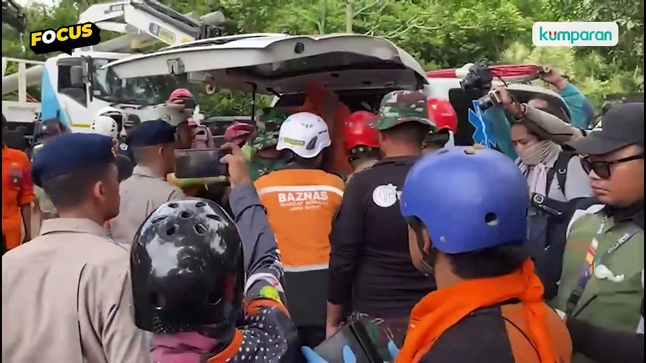 Detik-detik Evakuasi Jenazah Korban Gempa Cianjur