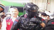 Momen Hendra Kurniawan dan Agus Tanpa Masker, Dikawal Brimob Saat Tiba di PN Jaksel