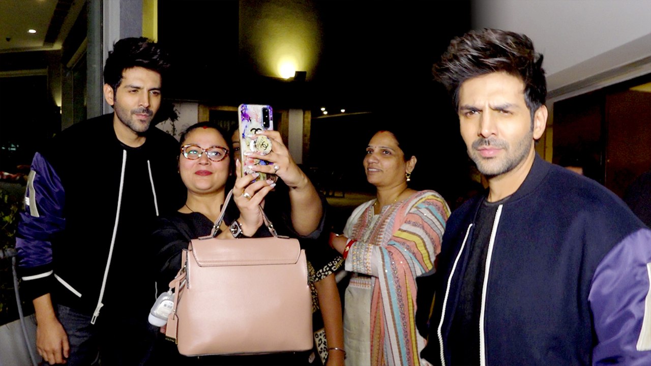 फैंस से घिरे कार्तिक आर्यन ने सभी के साथ क्लिक करवाए फोटोज