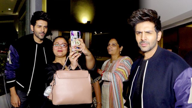 फैंस से घिरे कार्तिक आर्यन ने सभी के साथ क्लिक करवाए फोटोज