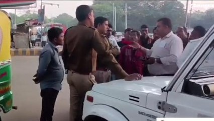 दतिया: यातायात पुलिस के द्वारा बिना परमिट टैक्सी चालकों की झांसी चुंगी पर चालानी कार्यवाही