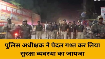मिर्जापुरः अपराधियों पर लगाम लगाने के लिये एसपी ने पुलिस बल के साथ किया पैदल मार्च