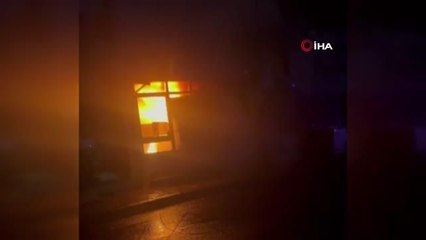 Aliağa'da trafo patladı, yakınlarındaki market deposunda yangın çıktı